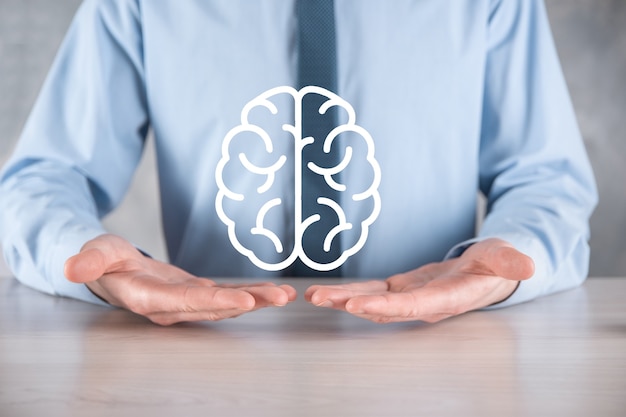 Hombre de negocios con herramientas de icono y cerebro abstracto, dispositivo, comunicación de conexión de red del cliente en virtual