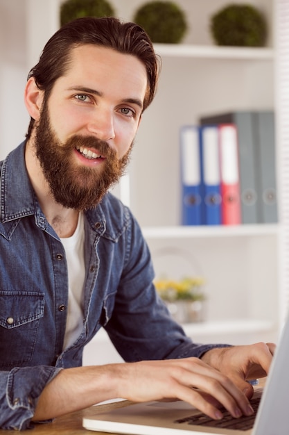 Hombre de negocios hipster trabajando en su escritorio