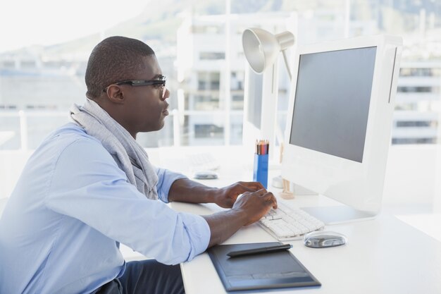 Hombre de negocios hipster trabajando en su escritorio