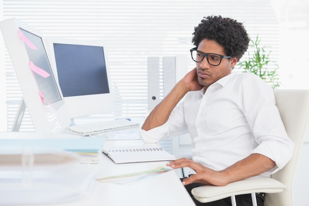 Hombre de negocios hipster trabajando en su escritorio