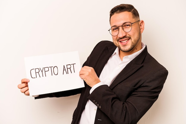 Hombre de negocios hispano sosteniendo un cartel de arte criptográfico aislado de fondo blanco