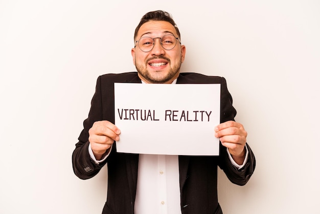 Hombre de negocios hispano sosteniendo un cartel de realidad virtual aislado sobre fondo blanco.