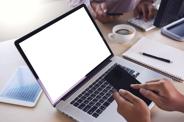 Foto hombre de negocios hombre mano trabajando en la computadora portátil en blanco pantalla blanca portátil