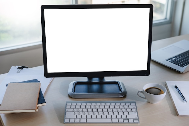 Foto hombre de negocios hombre mano trabajando en la computadora portátil en blanco pantalla blanca portátil