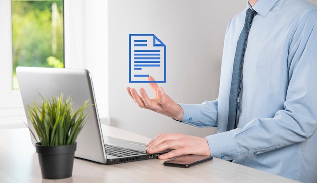 Hombre de negocios con un icono de documento en la mano Sistema de datos de gestión de documentos Concepto de tecnología de Internet empresarial. Sistema de gestión de datos corporativos DMS