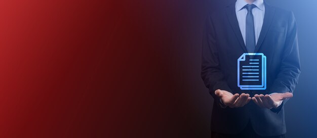 Hombre de negocios con un icono de documento en la mano Sistema de datos de gestión de documentos Concepto de tecnología de Internet empresarial. Sistema de gestión de datos corporativos DMS
