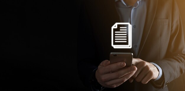 Hombre de negocios con un icono de documento en la mano Sistema de datos de gestión de documentos Concepto de tecnología de Internet empresarial. Sistema de gestión de datos corporativos DMS