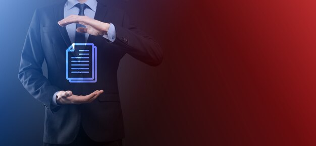 Hombre de negocios con un icono de documento en la mano Sistema de datos de gestión de documentos Concepto de tecnología de Internet empresarial. Sistema de gestión de datos corporativos DMS