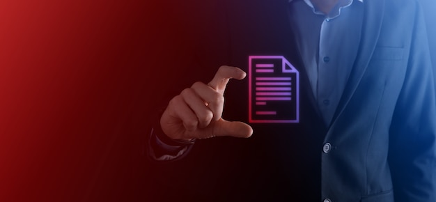 Hombre de negocios con un icono de documento en la mano Sistema de datos de gestión de documentos Concepto de tecnología de Internet empresarial. Sistema de gestión de datos corporativos DMS