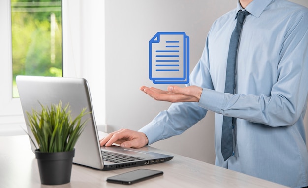 Hombre de negocios con un icono de documento en la mano Sistema de datos de gestión de documentos Concepto de tecnología de Internet empresarial. Sistema de gestión de datos corporativos DMS