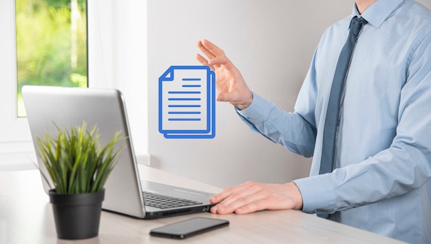 Hombre de negocios con un icono de documento en la mano Sistema de datos de gestión de documentos Concepto de tecnología de Internet empresarial. Sistema de gestión de datos corporativos DMS