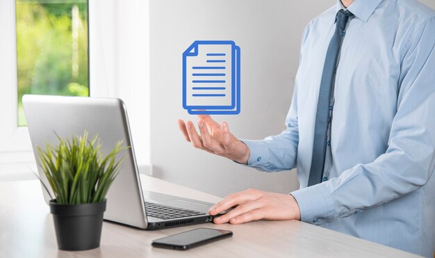 Hombre de negocios con un icono de documento en la mano Sistema de datos de gestión de documentos Concepto de tecnología de Internet empresarial. Sistema de gestión de datos corporativos DMS