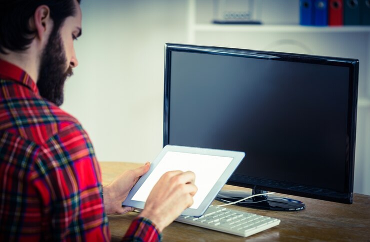 Foto hombre de negocios inconformista que trabaja en su pc de la tableta
