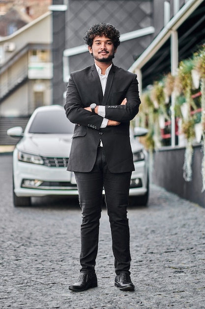 Hombre de negocios indio en el fondo de un coche.