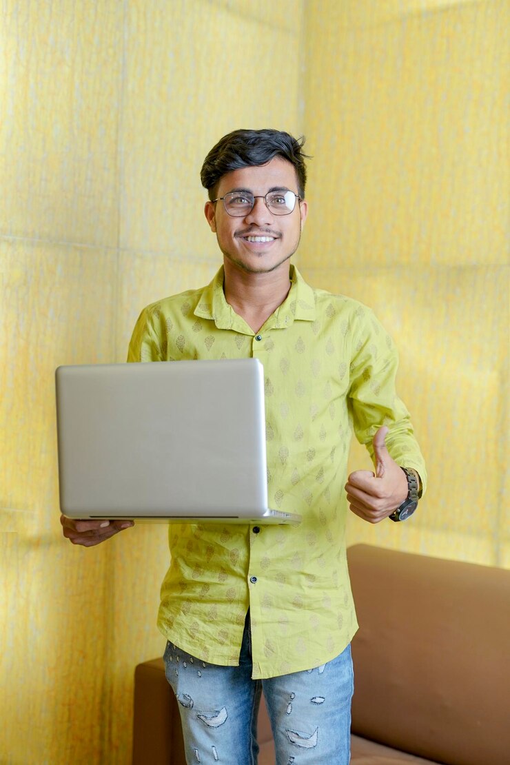 Foto hombre de negocios indio sonriente usando computadora portátil