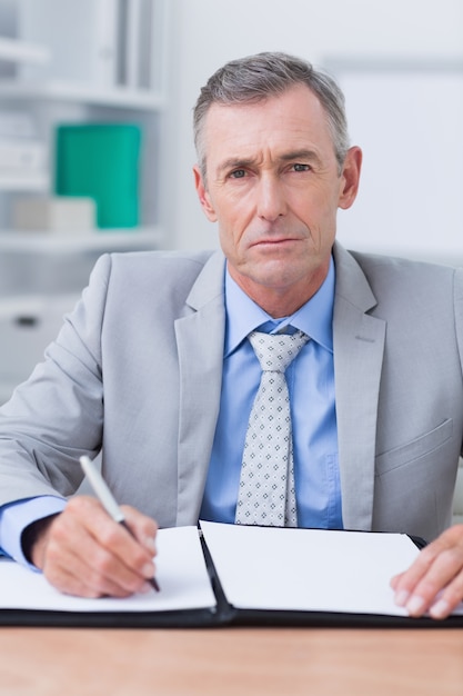 Hombre de negocios infeliz mirando a la cámara