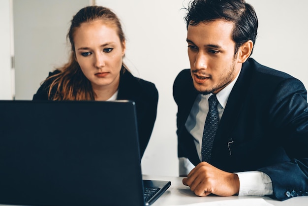 Un hombre de negocios infeliz y serio y una mujer de negocios uds