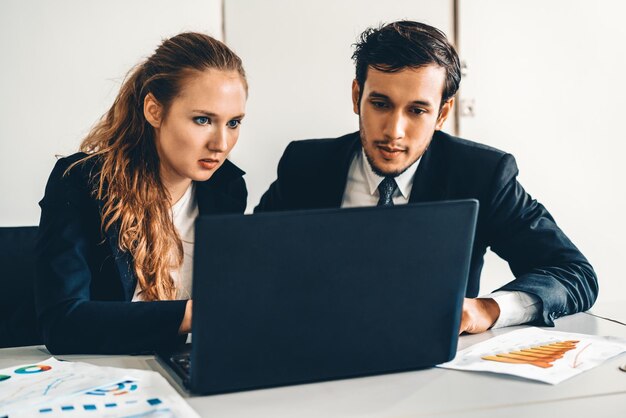 Un hombre de negocios infeliz y serio y una mujer de negocios uds