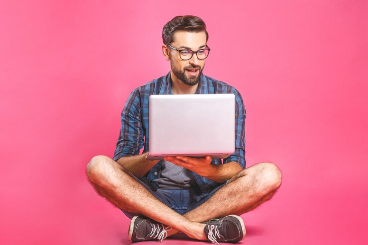 Foto hombre de negocios informal relajado trabajando y navegando por internet en la computadora portátil. independiente sentado y escribiendo en el teclado del portátil en la oficina en casa