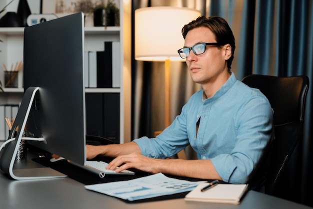 Hombre de negocios inteligente analizando el negocio párrafo análisis de marketing pecuniario