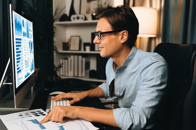 Hombre de negocios inteligente analizando el negocio párrafo análisis de marketing pecuniario