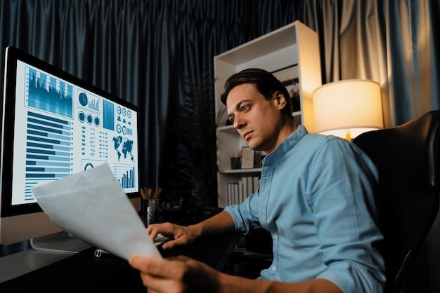Un hombre de negocios inteligente analizando el párrafo de negocios análisis de marketing pecuniario