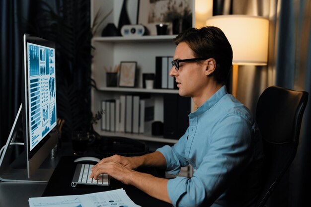 Un hombre de negocios inteligente analizando el párrafo de negocios análisis de marketing pecuniario