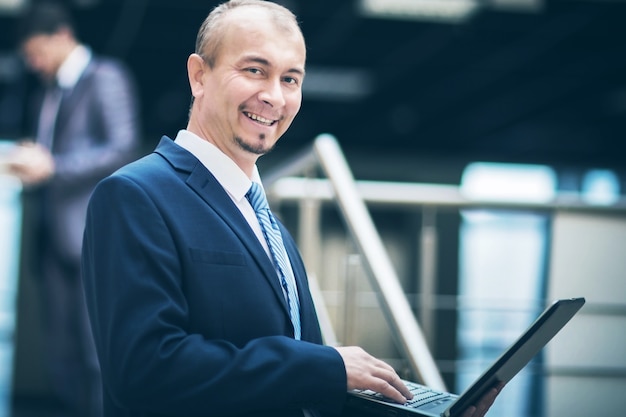 Hombre de negocios inteligente feliz con compañeros de equipo discutiendo en el