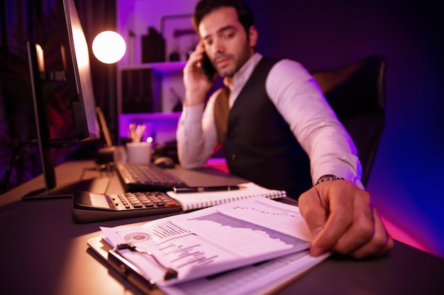 Foto hombre de negocios inteligente llamando a su socio por teléfono inteligente discutiendo la suposición del mercado objetivo