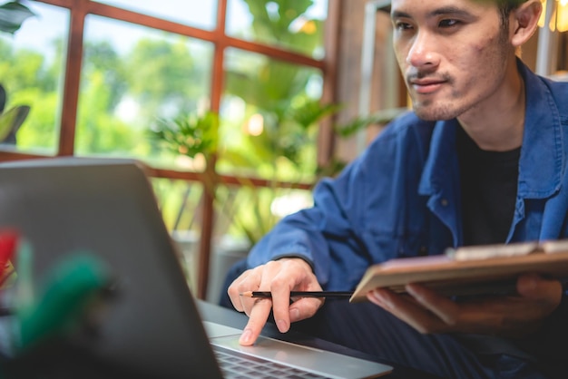 Hombre de negocios inteligente en el trabajo persona de sexo masculino de negocios profesional que trabaja en la oficina moderna