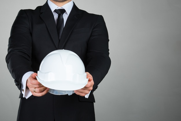 Hombre de negocios irreconocible con casco blanco