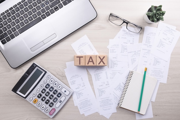 Hombre de negocios irreconocible que usa la calculadora en la oficina de escritorio y escribe anotaciones con calcular el costo en la oficina en casa. concepto de contabilidad financiera. impuestos, compras, gestión de costes.