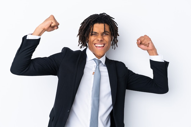 Hombre de negocios joven afroamericano sobre pared blanca