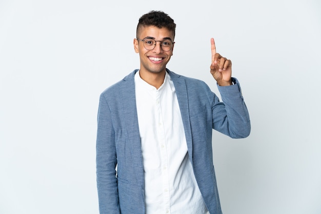 Hombre de negocios joven aislado apuntando hacia una gran idea