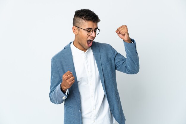 Hombre de negocios joven aislado celebrando una victoria