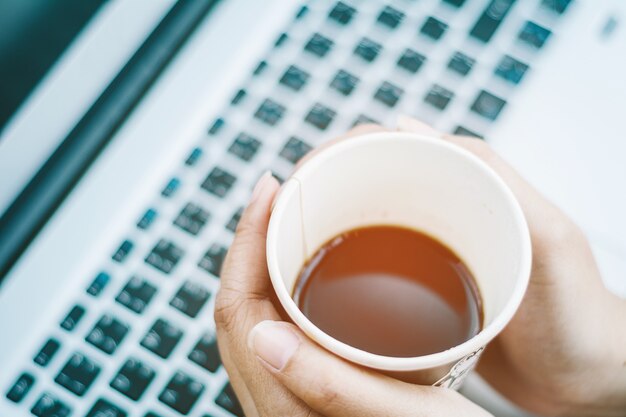 Hombre de negocios joven asiático que trabaja en su computadora portátil. Economía digital.