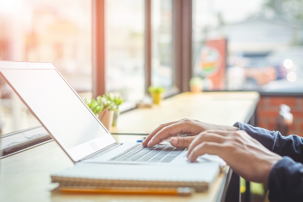 Hombre de negocios joven asiático que trabaja en su computadora portátil. Economía digital.