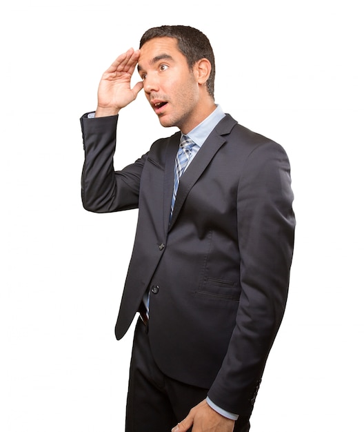 Hombre de negocios joven asombrado observando
