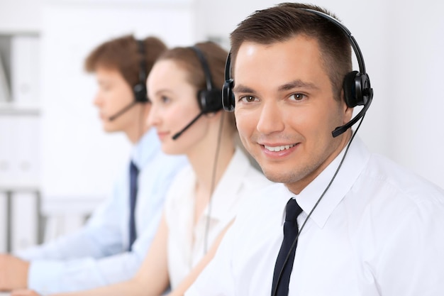 Hombre de negocios joven en auriculares. Centro de llamadas.