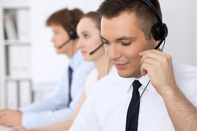 Hombre de negocios joven en auriculares. Centro de llamadas.