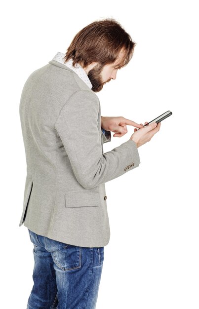 Hombre de negocios joven barbudo con smartphone retrato aislado sobre fondo blanco studio