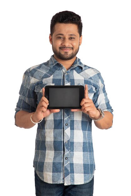 Hombre de negocios joven y guapo que muestra una pantalla en blanco de un teléfono inteligente o teléfono móvil o tableta con fondo blanco