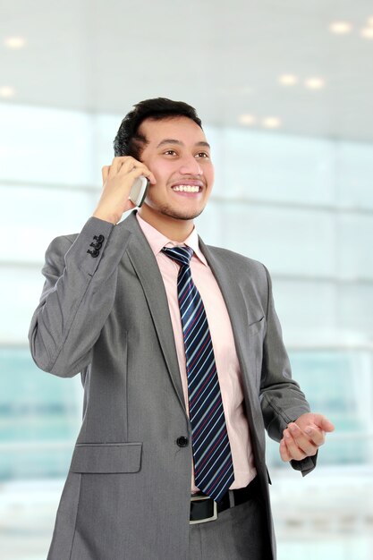 Hombre de negocios joven ocupado