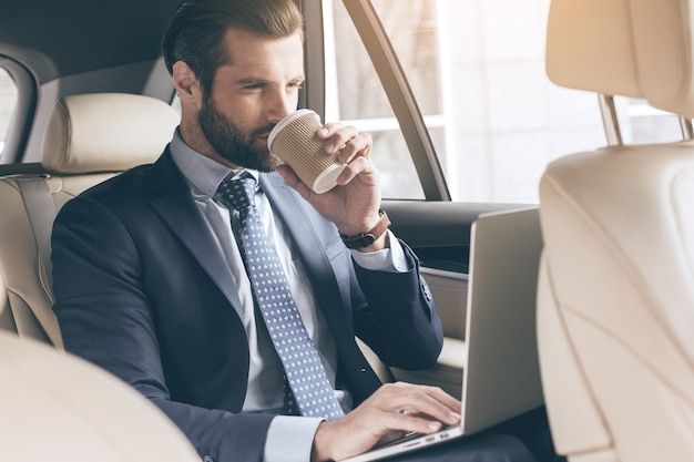 Hombre de negocios joven prueba de conducir coche nuevo