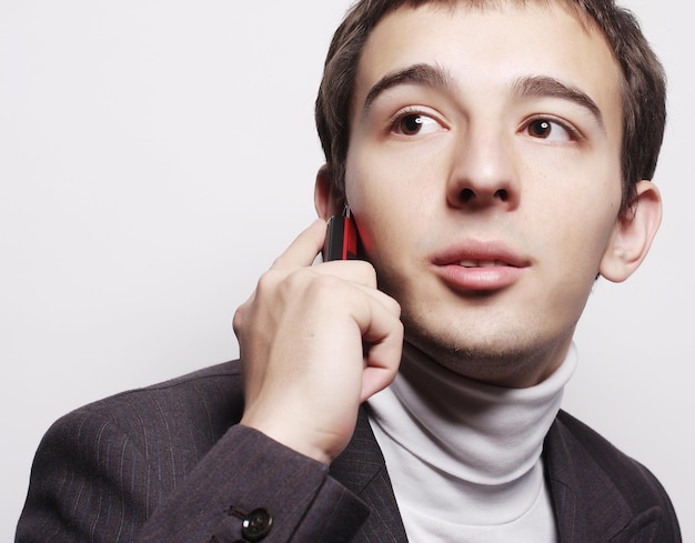 Hombre de negocios joven que hace una llamada telefónica