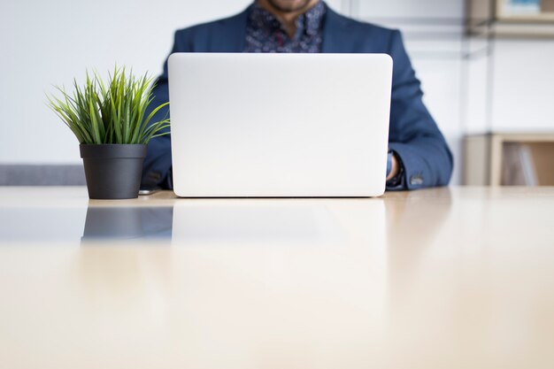 Foto hombre de negocios joven que trabaja en la computadora portátil