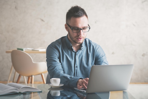 Hombre de negocios joven que trabaja en proyecto