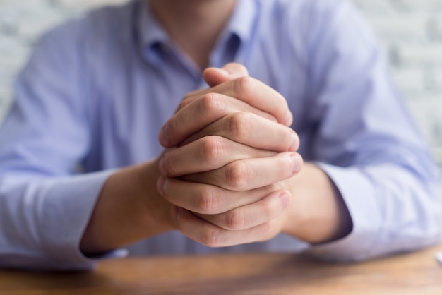 hombre de negocios joven sentado en la mesa en la oficina sentirse cansado y estresado, concepto de negocio