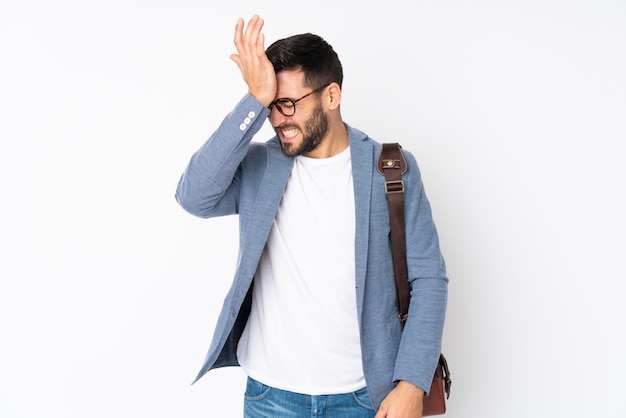 Hombre de negocios joven sobre aislado