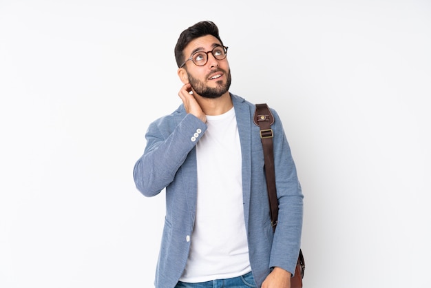 Hombre de negocios joven sobre aislado